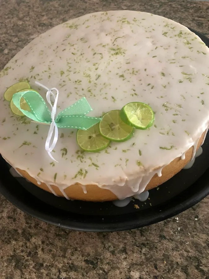 Pastel de limón glaseado con rodajas de limón