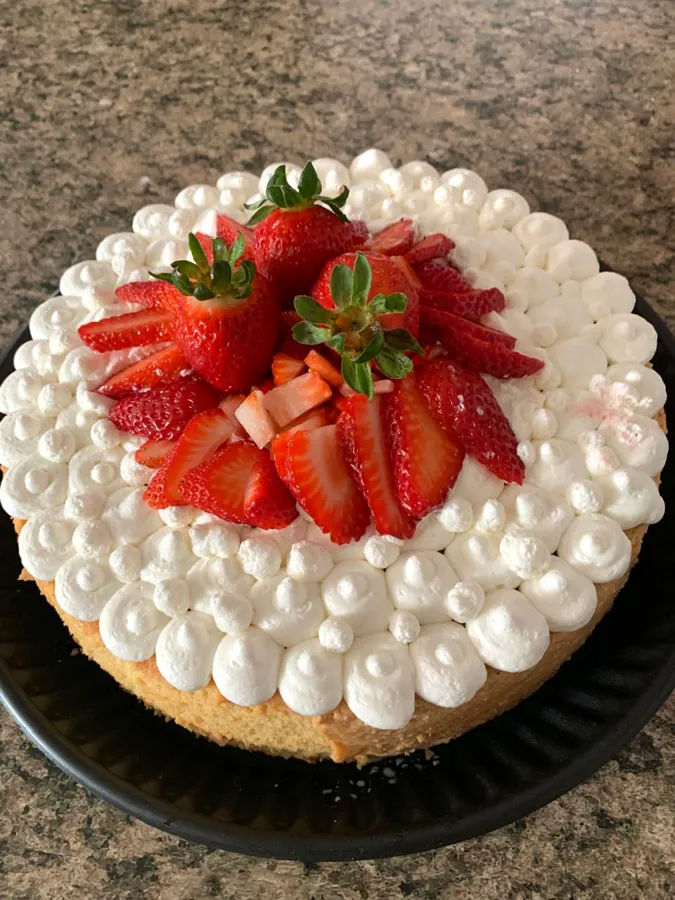 Pastel tres leches decorado con crema y fresas