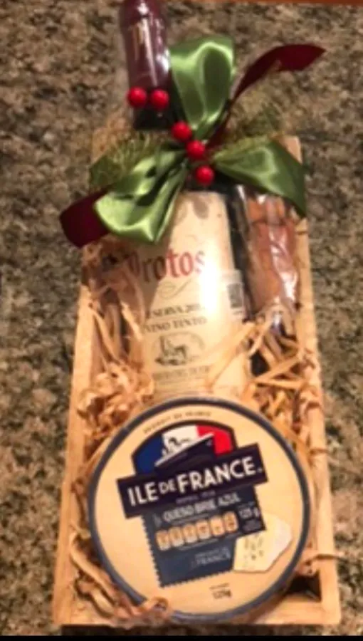 Caja de regalo con vino tinto y queso brie azul